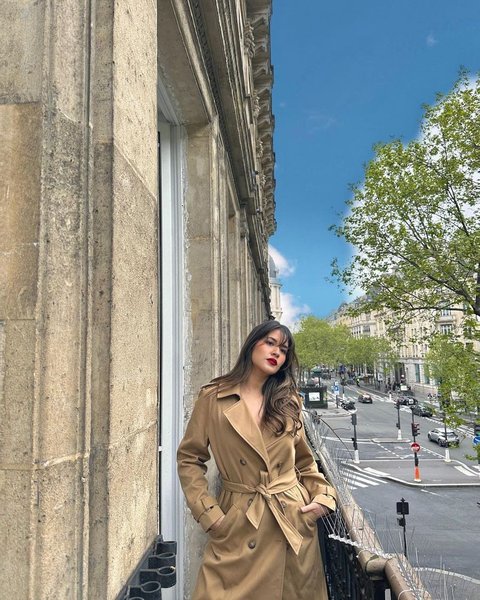 10 Photos of Raisa Vacationing with Friends in Paris, Her Pointed Nose is Distracting