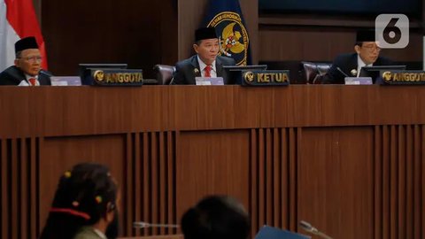 FOTO: Ekspresi Ketua KPU Kembali Hadapi Sidang Pelanggaran Kode Etik Pemilu di DKPP