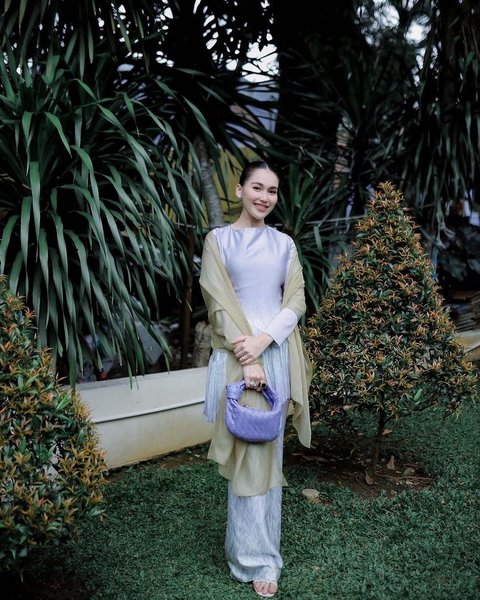 Elegan Banget, 8 Foto Terbaru Ayu Ting Ting Tampil Manis Pakai Baju Kurung!
