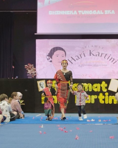 Foto-foto Anissa Aziza & Alea Ikut Fashion Show saat Momen Hari Kartini di Sekolah, Ibu dan Anak Kompak Banget