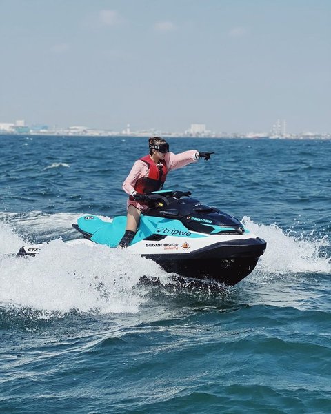 Ghea Youbi Terlihat Lihai Menaiki Jet Ski