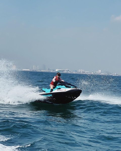 Bagikan Momen Saat Naik Jet Ski