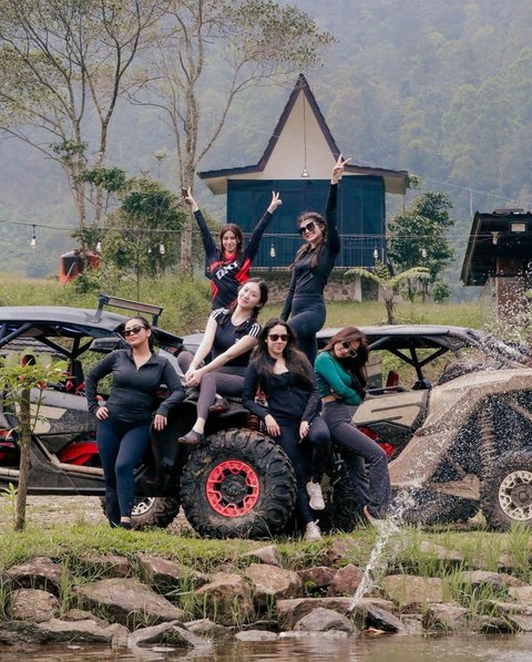 Intip Keseruan Fuji Bareng Bestie Naik Mobil Offroad, Penampilan Tetap On Point Meski Alami Kejadian Ngeri Ban Mobil Lepas