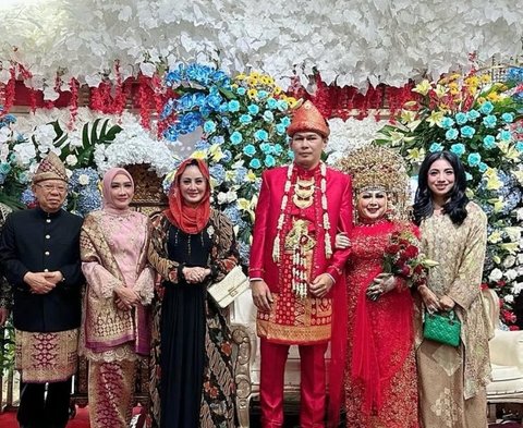 Mengenakan Kebaya Merah