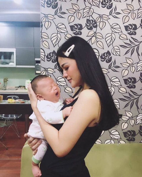 Potret Hesty Klepek-klepek Tampil Cantik Menawan Bareng Kedua Anaknya, Sering Dijuluki 'Hot Mom'