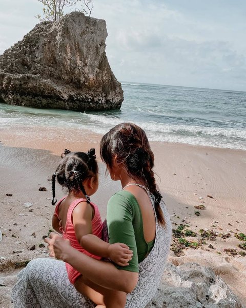 Siti Badriah dan Xarena Menikmati Pemandangan Pantai