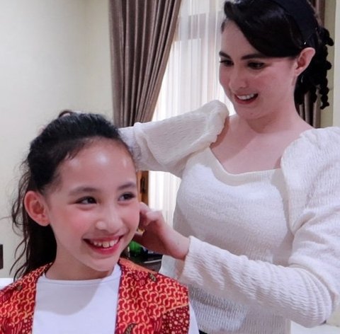 Arumi Bantu Menata Rambut Sang Anak