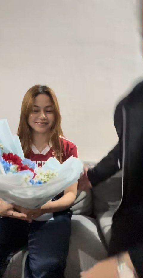 Sweet! Intip Momen Lady Rara saat Mendapat Surprise dari Sang Kekasih, Sampai Menangis Haru