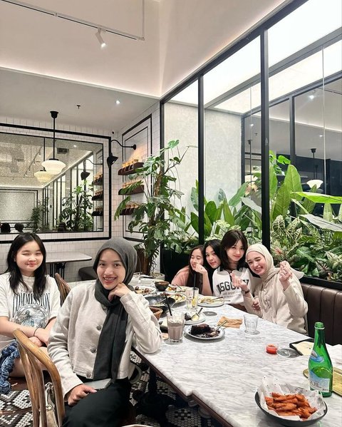 Potret Inara Rusli Hangout Bareng Eca Aura dan Catheez, Gemas Banget Ibu Tiga Anak Kayak Seumuran