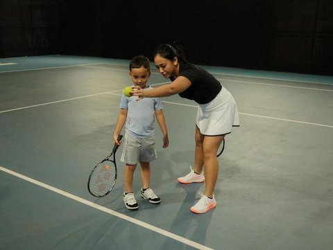 Foto-foto Xabiru Putra Rachel Vennya Belajar Main Tenis di Usia 6 Tahun, Bikin Sang Ibu Bangga Melihat Peningkatan Kemampuannya di Lapangan