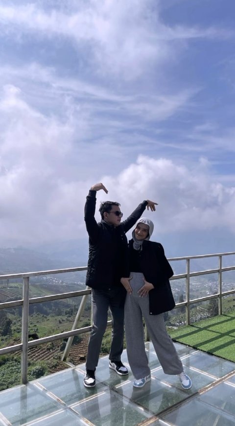 Momen Bahagia Nadya Mustika Traveling Bersama Suami dan Anaknya, Baby Bump Makin Terlihat