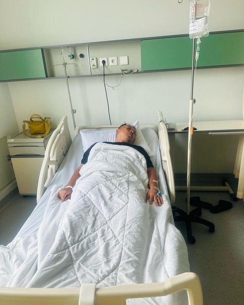 Kondisi Terbaru Vicky Prasetyo Pasca Dilarikan ke Rumah Sakit, Tak Pernah Ketinggalan Salat 5 Waktu Meski sedang Terbaring Lemah