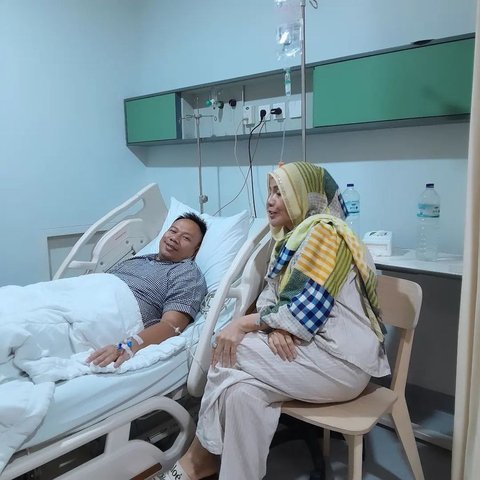 Kondisi Terbaru Vicky Prasetyo Pasca Dilarikan ke Rumah Sakit, Tak Pernah Ketinggalan Salat 5 Waktu Meski sedang Terbaring Lemah