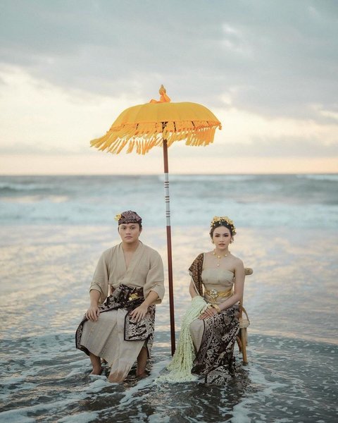 Kompak Bak Bangsawan Bali, Berikut Ini 8 Potret Prewedding Rizky Febian dan Mahalini di Tepi Pantai
