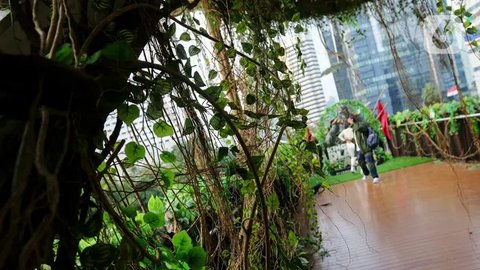 FOTO: Penampakan JPO Phinisi Bak Hutan Belantara Dipenuhi Daun dan Akar Pohon, Jadi Spot Foto Unik