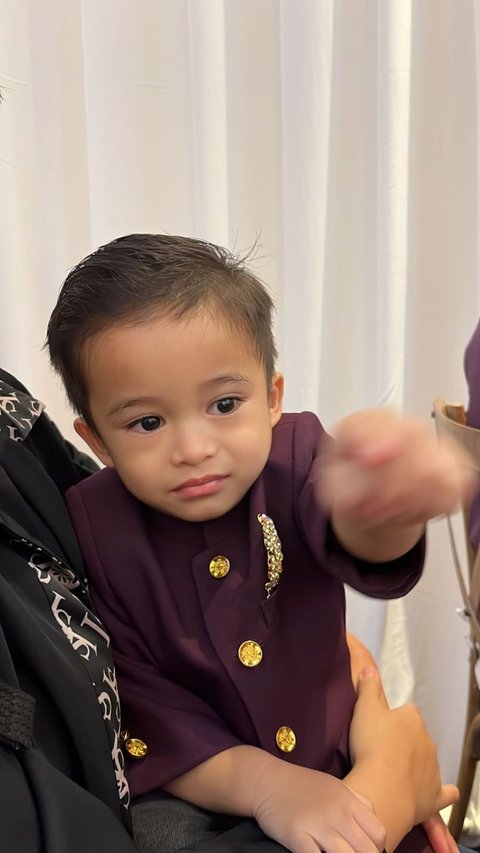 Potret Ganteng Baby Adzam Hadiri Akad NIkah Rizky Febian dan Mahalini yang Sukses Curi Perhatian