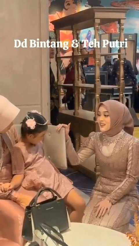 Putri Delina mendekati Bintang yang datang ke resepsi pernikahan Rizky Febian.