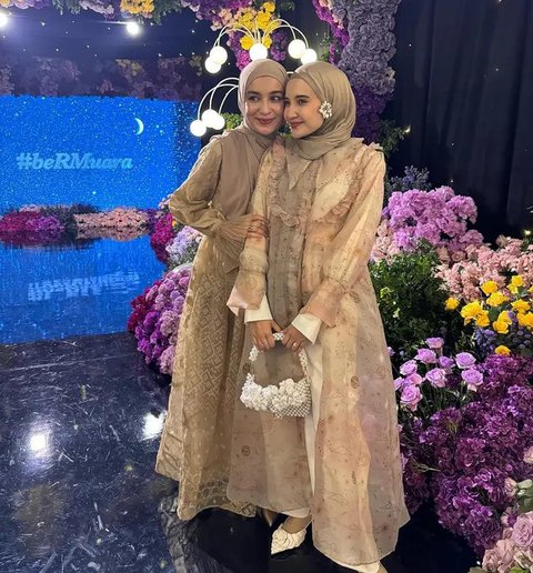 Senada dengan kakaknya,  Shireen Sungkar mengenakan maxi dress dan hijab nuansa cokelat