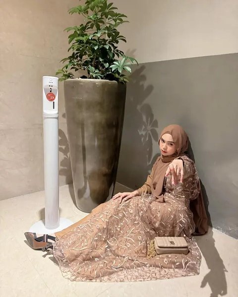 Ria Ricis tampil dengan dress brokat warna cokelat. Kehadirannya digunjing karena sedang masa iddah.