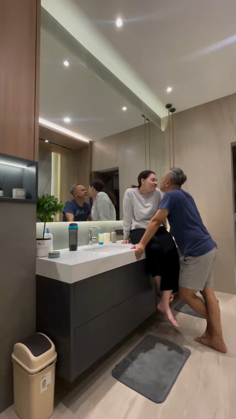 Menetap di Rumah Baru, Potret Kamar Mandi Mona Ratuliu yang Mewah Bak Resort, Dilengkapi Bathtub dan Berlapis Marmer