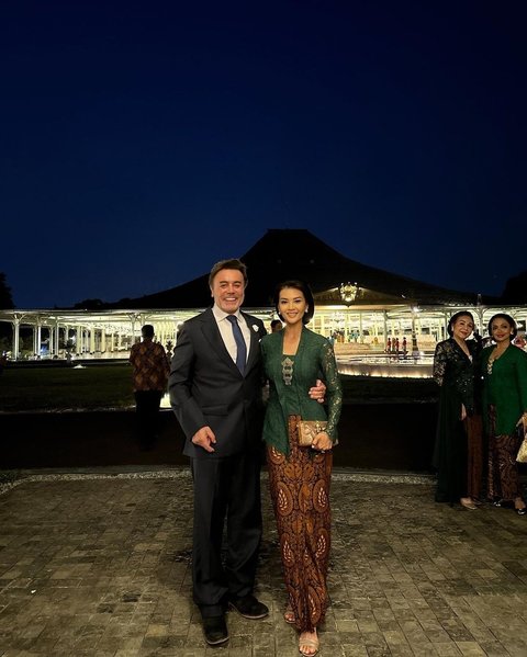 Cantik dalam Balutan Busana Kebaya, ini Potret Farah Quinn saat Hadir ke Acara Ultah Puteri Solo di Keraton Bersama Suami Bule