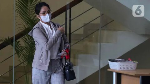 FOTO: Windy Idol Tutupi Wajah Usai Diperiksa KPK Terkait Dugaan Kasus TPPU