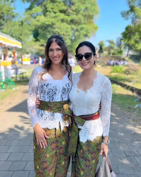 Potret Cantik & Awet Mudanya Lulu Tobing Terpancar saat Hadiri Upacara Pelebon, Tampil Anggun Dalam Balutan Kebaya Bali