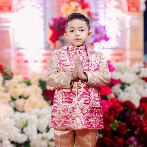 Potret Ganteng Raja Alwi, Adik Ipar Putri Isnari yang Selalu Berhasil Mencuri Perhatian