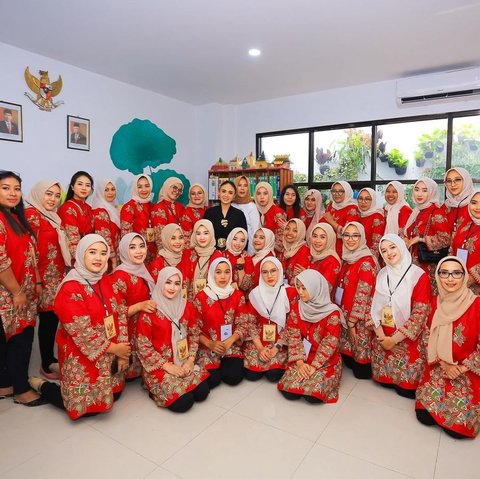 Tampil Mengenakan Busana Adat, Intip Foto-foto Yuni Shara Rayakan Ulang Tahun PAUD Miliknya Sampai Terharu