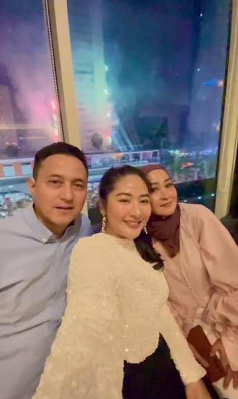 Ricky Subagja Memperlihatkan Kemesraan saat Merayakan Ulang Tahun Istri yang Lebih Muda