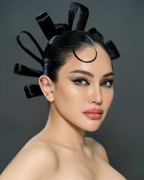 Masing-masing look dari Nikita Mirzani memiliki daya tariknya sendiri.