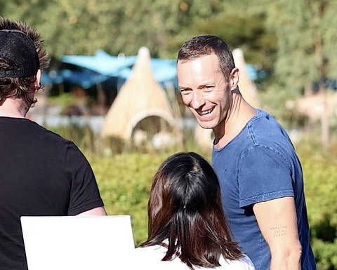 Pengumuman pertunangan ini menjadi momen istimewa dan membahagiakan bagi Dakota Johnson dan Chris Martin, menandai langkah penting dalam perjalanan cinta mereka.