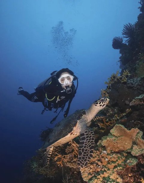 Yasmin bahkan memamerkan selebrasi gerakan renang yang anggun seperti putri duyung. 