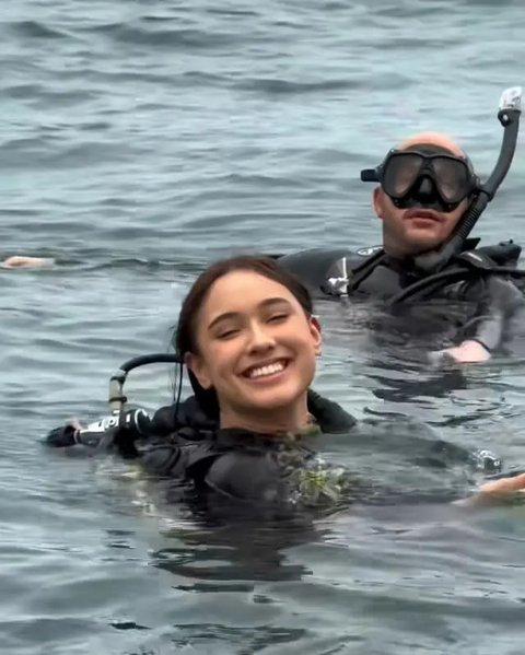 Meskipun masih mampu menyelam dengan baik, wanita berusia 20 tahun ini tetap memerlukan pendampingan dari penyelam profesional untuk mempelajari teknik-teknik baru diving.