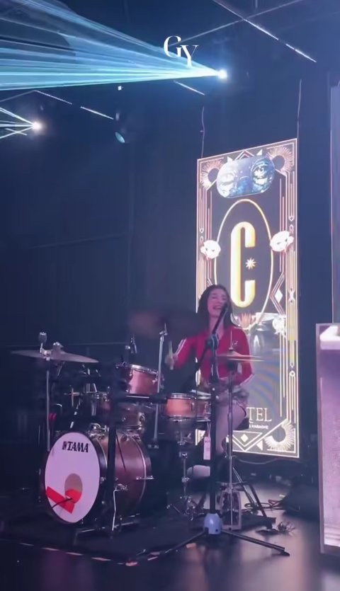 Tak hanya menghibur penggemar dengan suara indahnya, Ghea juga memamerkan bakatnya dalam bermain drum, menambah pesona penampilannya di atas panggung.