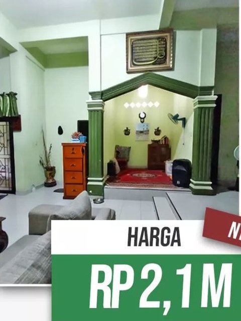 Bagian dalam rumah ini mendominasi dengan cat warna hijau, memberikan kesan yang segar dan menenangkan. Rumah ini ditawarkan dengan harga sebesar Rp 2,1 miliar.