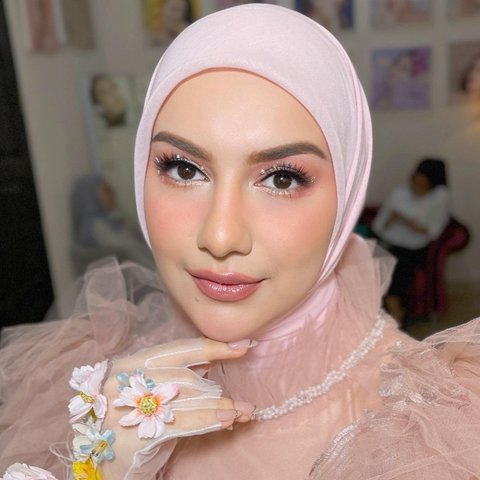 Potret Irish Bella Tampil Bak Bidadari di Pemotretan Terbaru, Menawan Dalam Balutan Hiasan Kepala Berwarna Merah Muda