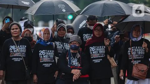 FOTO: Aksi Kamisan ke-815 Peringati 26 tahun Tragedi Mei 1998 di Seberang Istana Merdeka