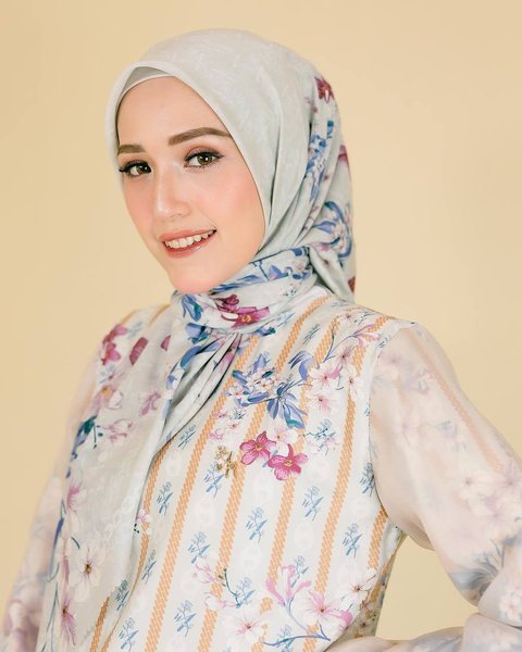 Potret Adelia Istri Pasha Ungu Lulus S1 di Usia 35 Tahun, Siap Lanjut S2?<br>