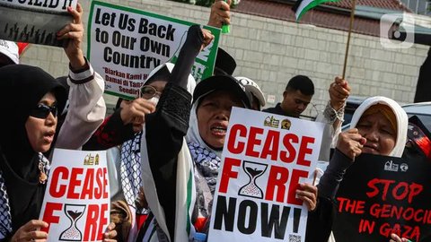Masa yang tergabung dalam Aqsa Working Group (AWG) melakukan aksi damai di depan Kedutaan Besar Amerika Serikat, Jakarta, Jumat (17/5/2024). Aksi damai memperingati 76 tahun Nakba tersebut bertajuk 