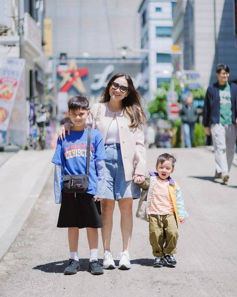 Intip Potret Nagita Slavina Bersama Rafathar & Rayyanza saat Jalan-jalan di Korea, Netizen 'Mama Gigi dan Adik-adiknya'