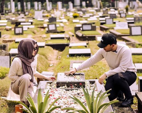 Usai Lamar Aaliyah Massaid, Thariq Halilintar Kunjungi Makam Adjie Massaid Untuk Izin Menikah