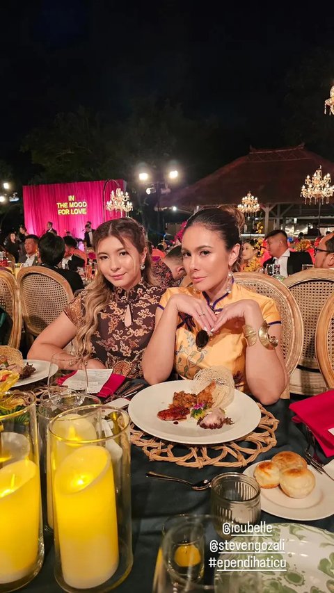 Kompak Banget Kayak Kakak Adik, Ini Potret Wulan Guritno dan Shalom Razade Kenakan Cheongsam Saat Kondangan<br>