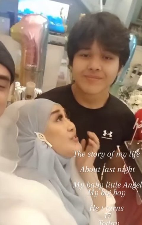 Mitha pun langsung merekam momen saat ia dan keluarga menyanyikan lagu 