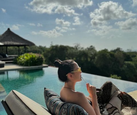 Kini Dijuluki 'Hot Mama', Potret Julie Estelle Asyik Liburan di Bali - Cantik Banget saat Momong Sang Buah Hati