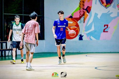 Bikin Gagal Fokus, Berikut Ini 8 Potret Tampan Eddy Meijer Anak Maudy Koesnaedi Saat Jadi Pemain Basket