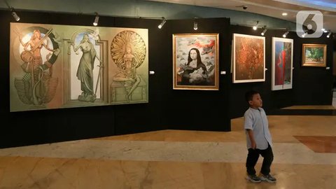 Seorang anak berdiri dekat karya yang dipajang pada pameran seni rupa di Plaza Teater Besar, Taman Ismail Marzuki, Jakarta, Selasa (21/5/2024). Pameran seni rupa bertajuk 'Bergerak