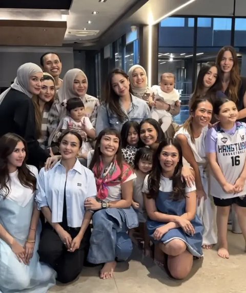 Mikhayla Putri Nia Ramadhani Memukau Dalam Kaos Crop Top Saat Bersama Geng Cendol, Kecantikannya Memikat Hati