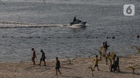 FOTO: Pantai Ancol Jadi Destinasi Favorit Warga Habiskan Waktu Libur