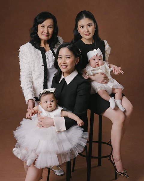 Inilah family potret terbaru Jessica Tanoe dan Valencia Tanoe bersama nenek dan putri mereka yang cantik menggemaskan.